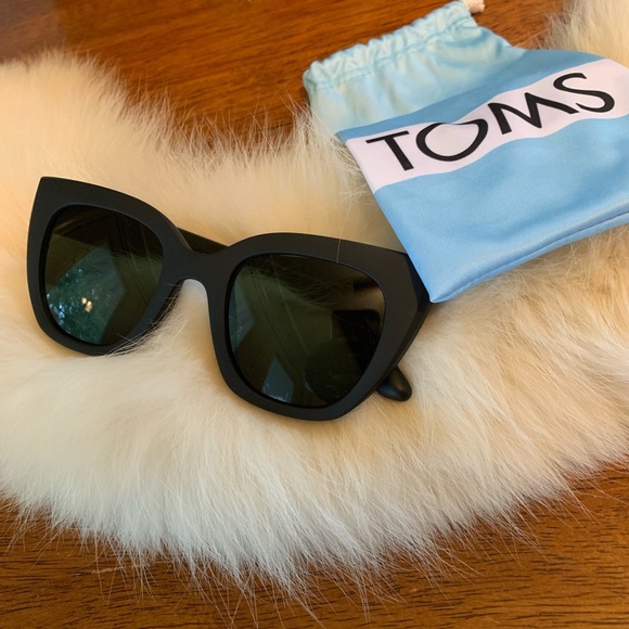 Toms Accessories - Cat eye TOMS sunglasses 🕶
